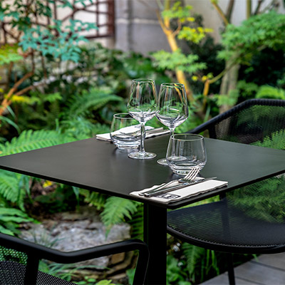 Table de restaurant extérieure à Bayonne